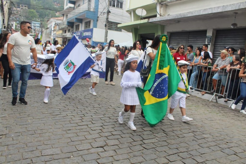 Prefeitura de Mangaratiba promoveu o tradicional desfile cívico, atraindo uma multidão ao centro da cidade.