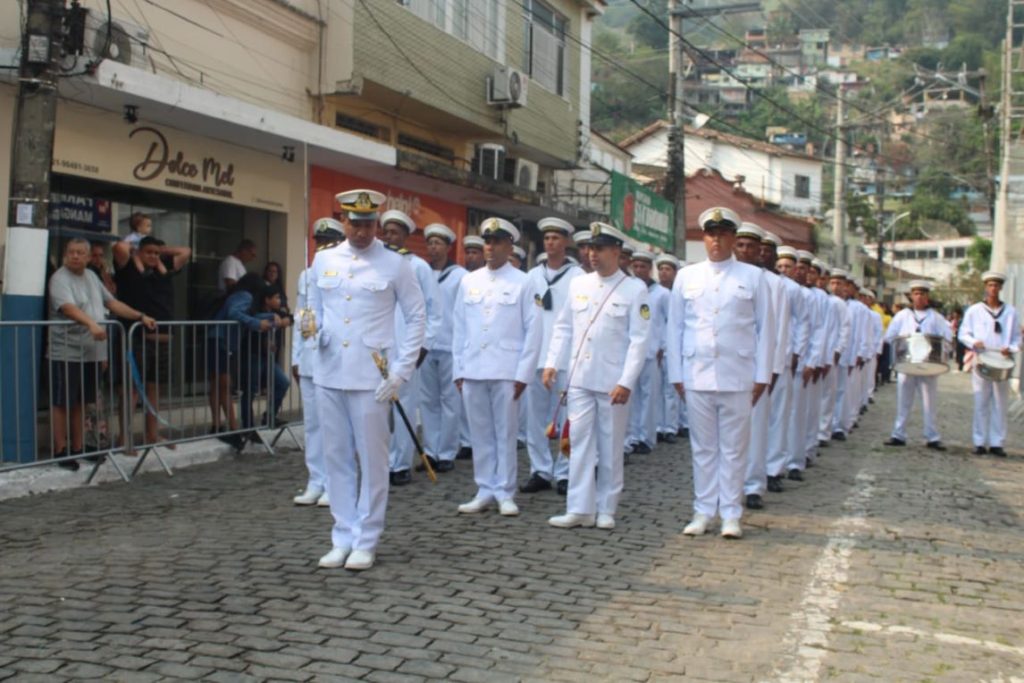 Prefeitura de Mangaratiba promoveu o tradicional desfile cívico, atraindo uma multidão ao centro da cidade.