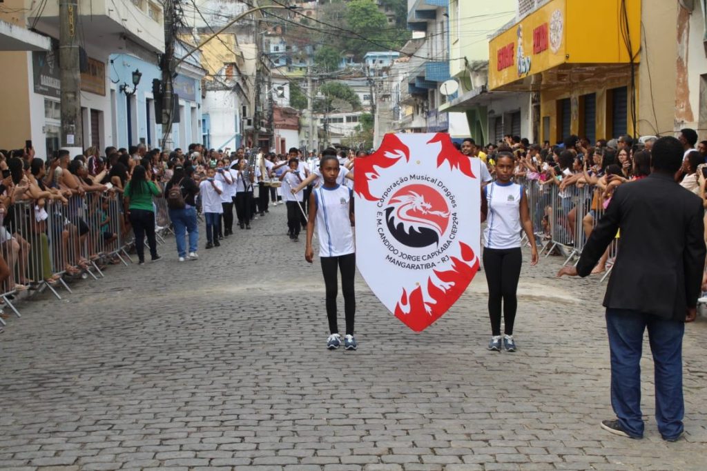 Prefeitura de Mangaratiba promoveu o tradicional desfile cívico, atraindo uma multidão ao centro da cidade.