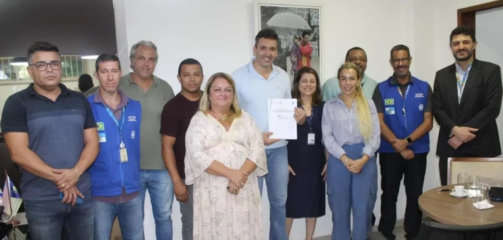 Representantes da Prefeitura de Mangaratiba e da Cedae durante a assinatura da renovação do contrato