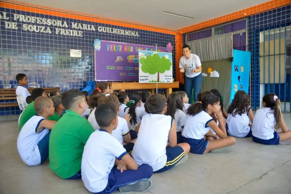 A educadora do projeto “Amigos do Guandu” interage com alunos