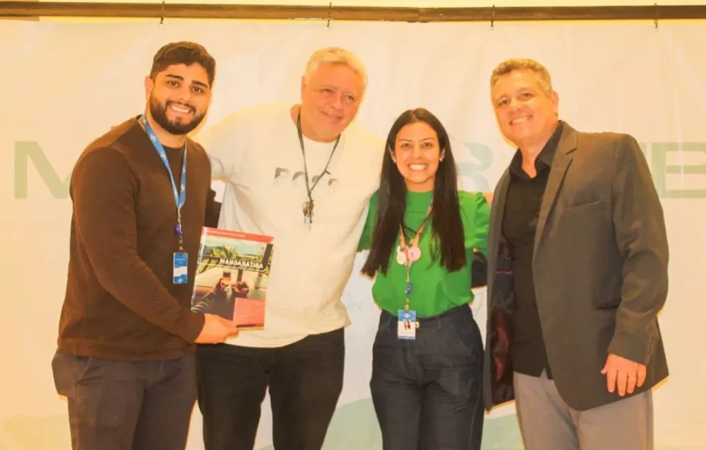 Equipe da Secretaria de Turismo de Mangaratiba e representantes do Sebrae posam durante a cerimônia