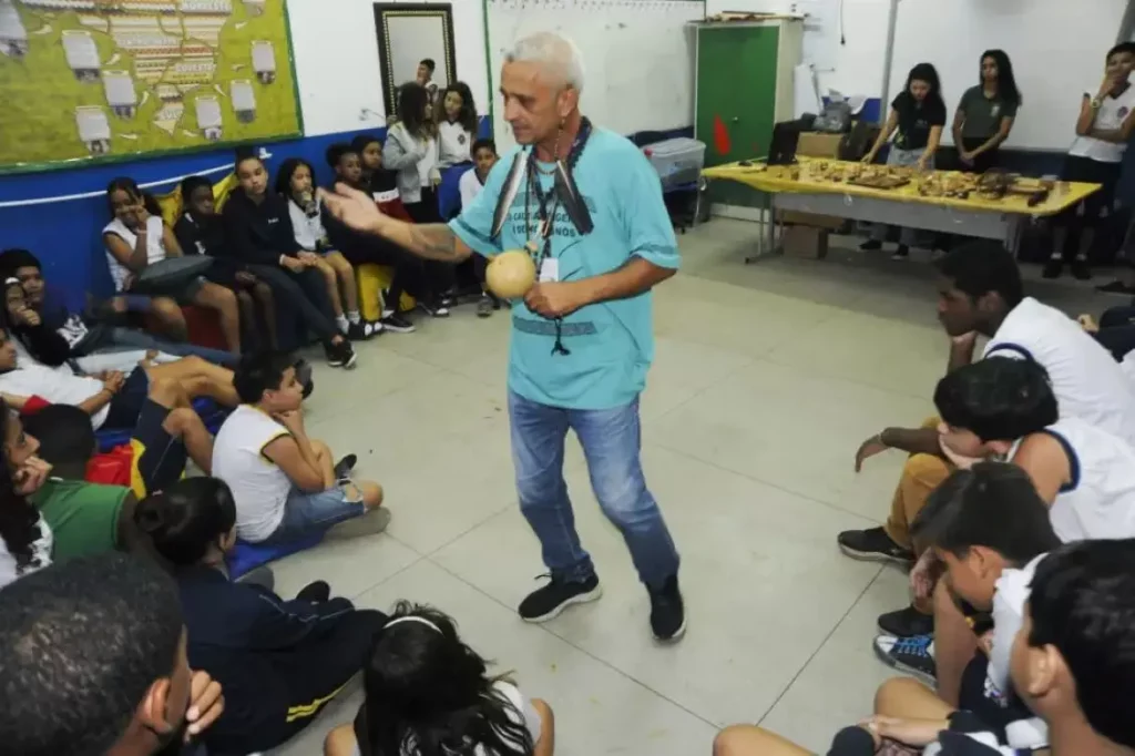 Apresentação do do indígena Irapuã Tupinambá, da Aldeia Maracanã e da tribo Pataxó.