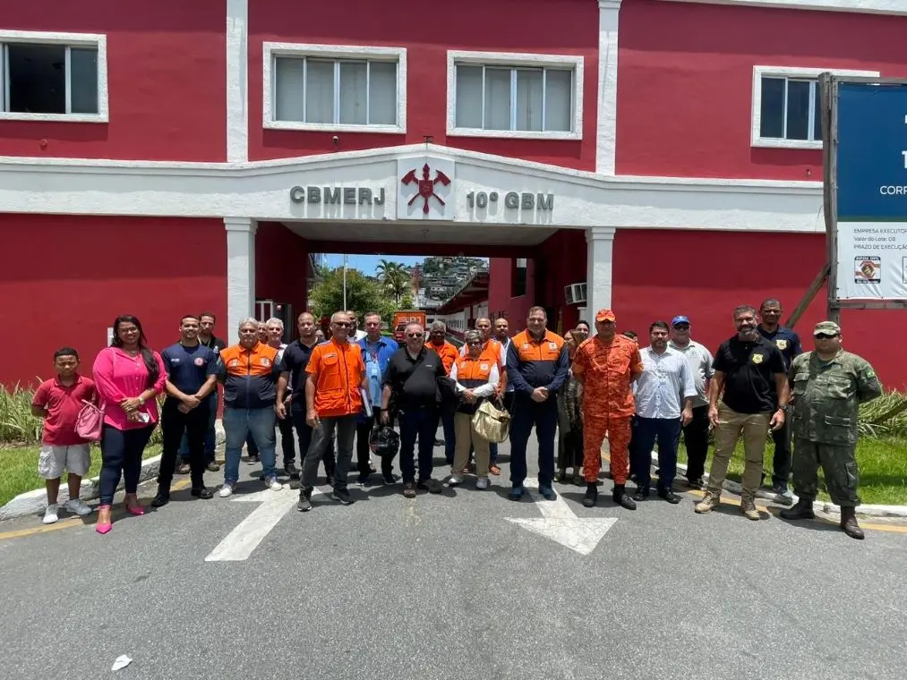 Representantes da Defesa Civil e diversas instituições posaram em frente ao Grupamento do Corpo de Bombeiros de Angra dos Reis.