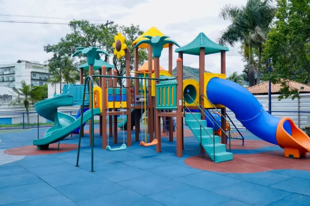 Parque infantil recém-revitalizado.