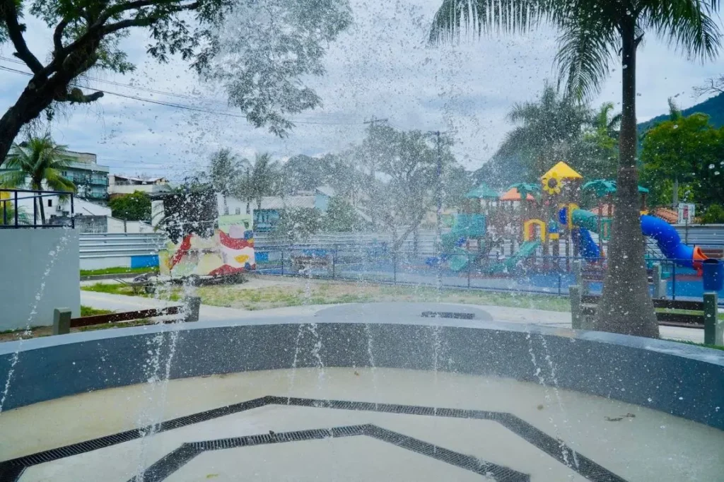 Chafariz interativo na Praça Marcelino Pinto Soares.