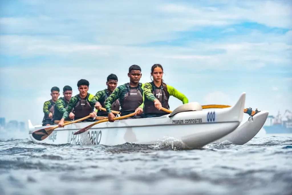 Equipe de juniores do projeto "Remando para o Futuro" em plena ação 