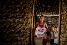 Família recebe doação do Natal Sem Fome