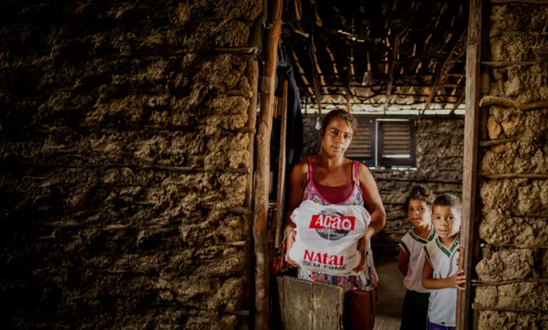 Família recebe doação do Natal Sem Fome