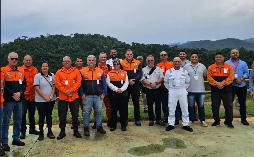 Autoridades e representantes de diversas entidades posaram para foto
