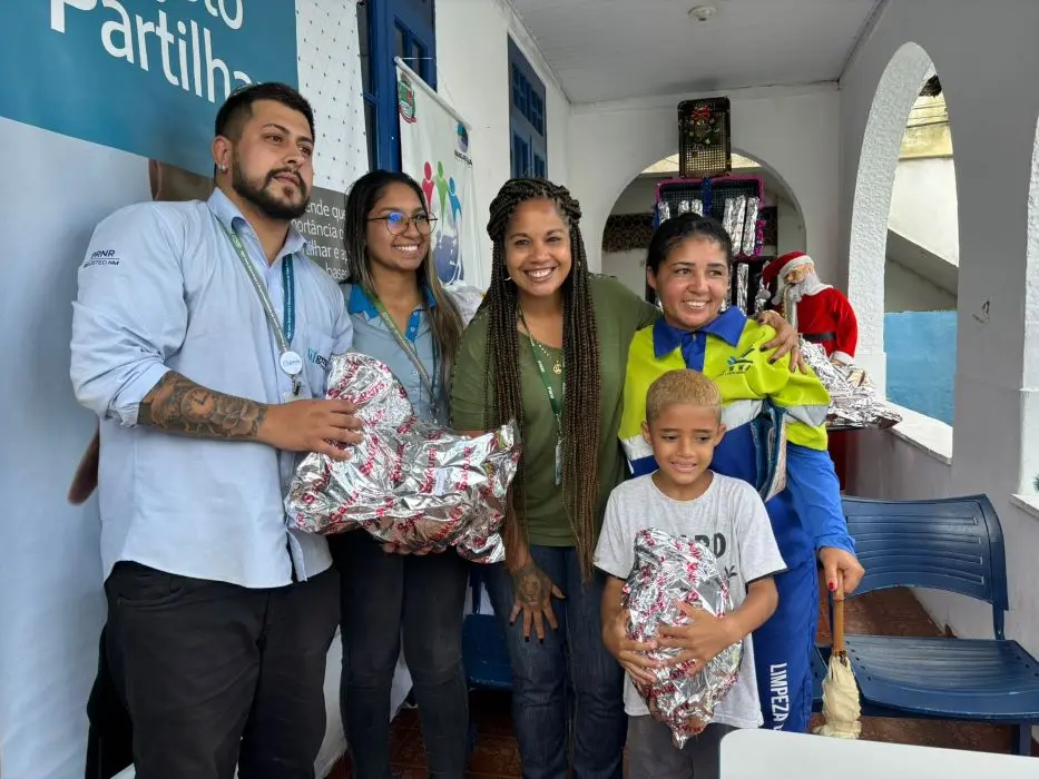 Equipe do Instituto José Miguel e beneficiários posam durante a entrega de presentes 