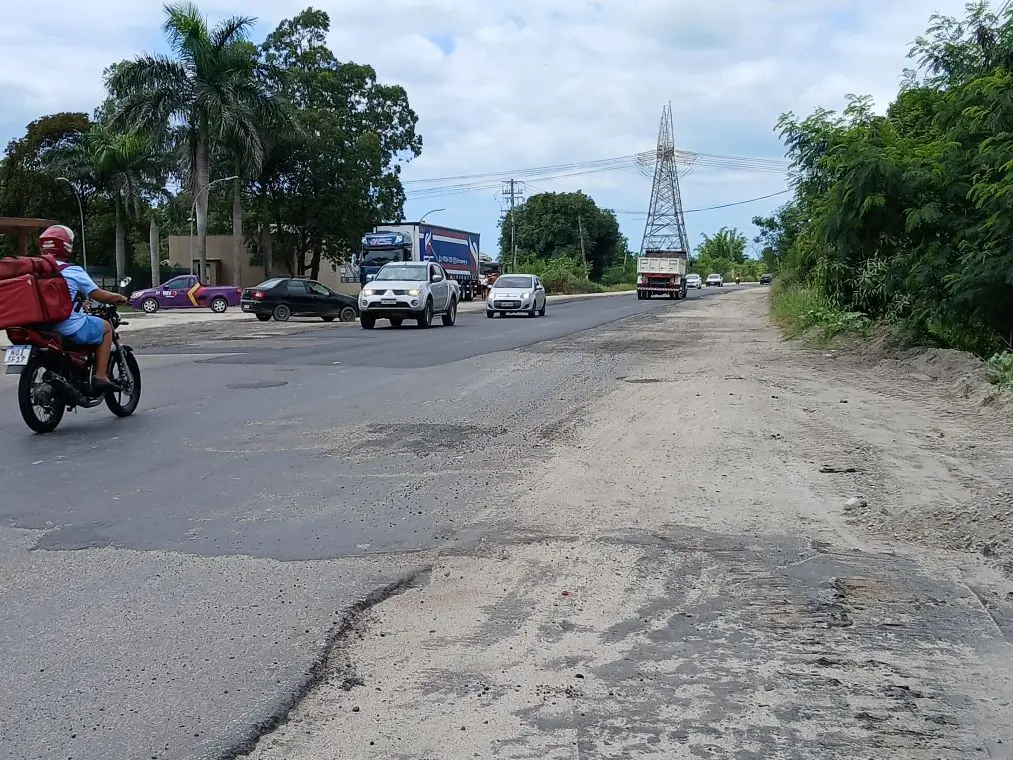 Tráfego intenso no trecho inacabado da Reta de Piranema (RJ-099) próximo ao trevo de Itaguaí