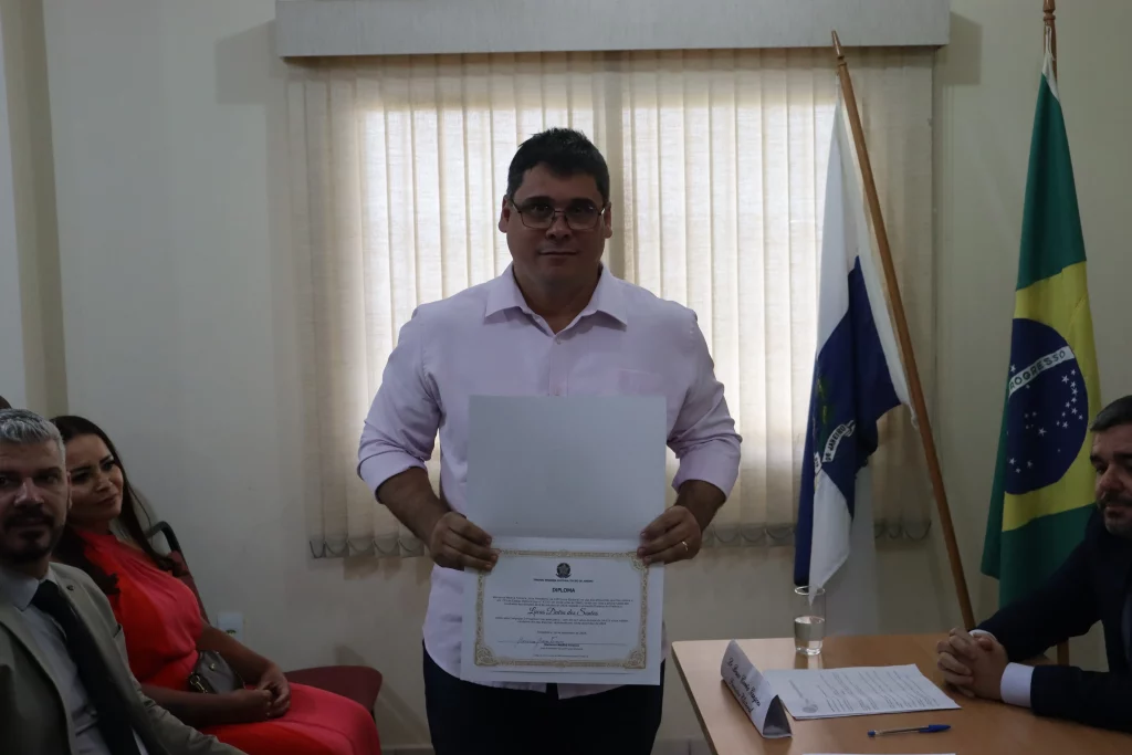 Prefeito eleito segura o diploma