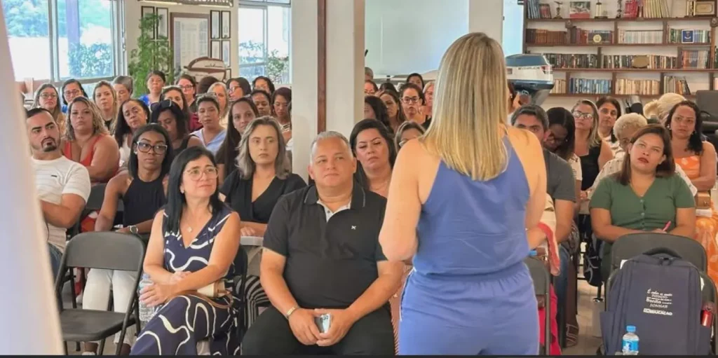 Gestores atentos durante a palestra da especialista em gestão educacional, Sayonara Gil