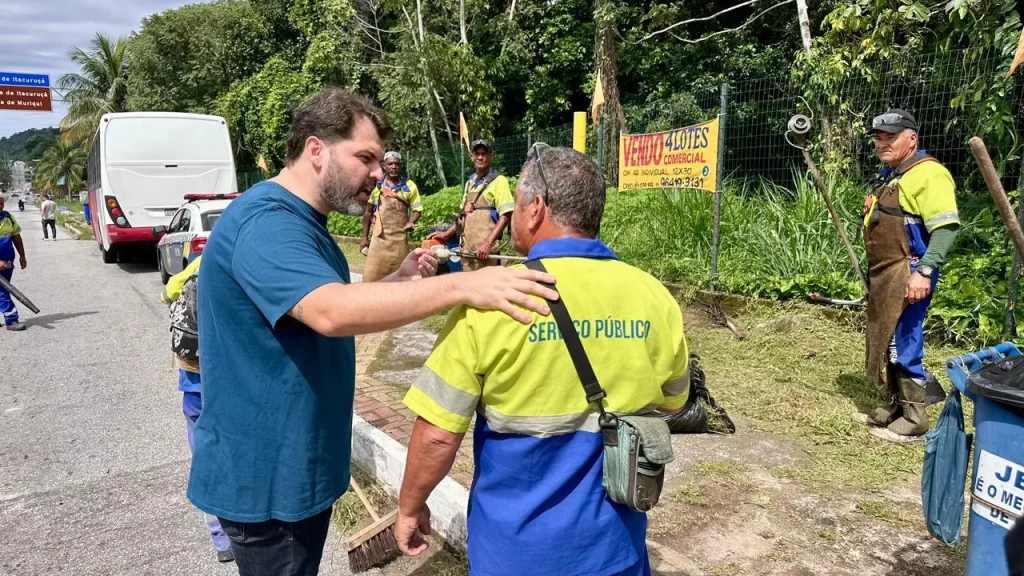 Prefeito de Mangaratiba, Luiz Cláudio Ribeiro, conversa com servidores públicos durante mutirão