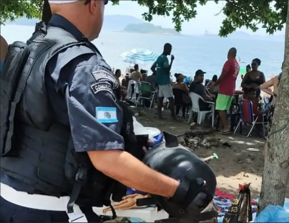 Agente da Guarda Municipal de Mangaratiba realiza apreensão de churrasqueiras