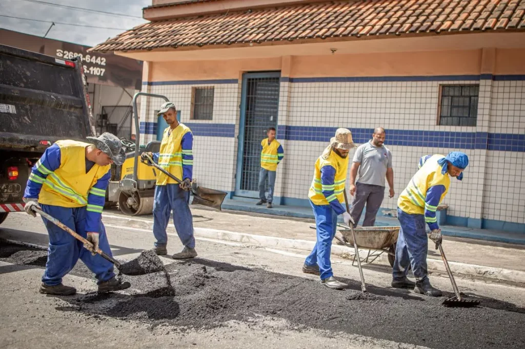 Operários da Secretaria de Obras e Urbanismo de Itaguaí executam serviços de reparo no asfalto