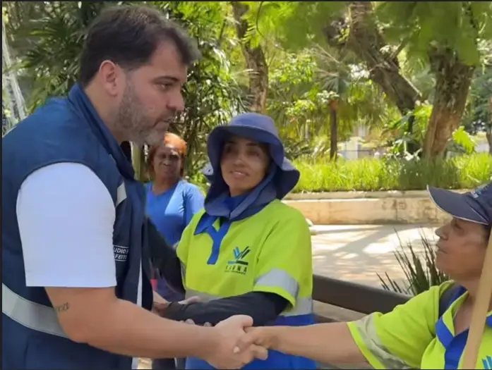 Prefeito Luiz Claudio Ribeiro cumprimenta equipes de limpeza urbana 