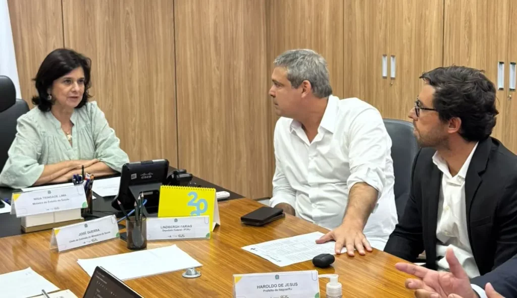 A ministra à mesa com o deputado federal Lindbergh Farias e o prefeito Haroldinho, de Itaguaí