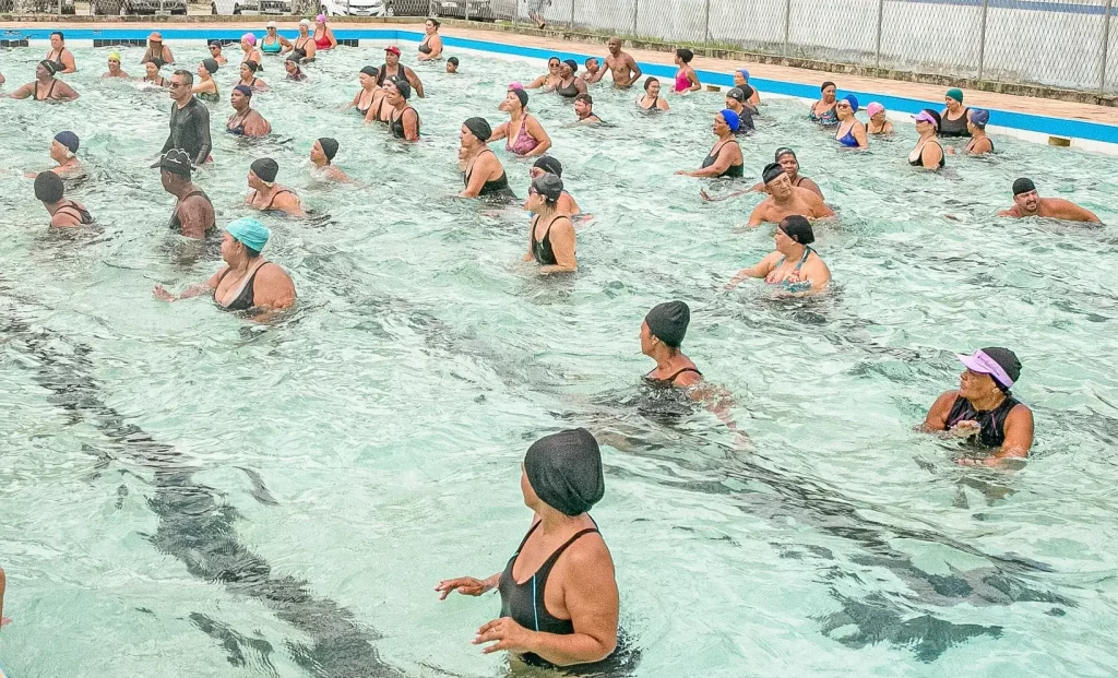 Pessoas dentro das piscina do CIEP 300