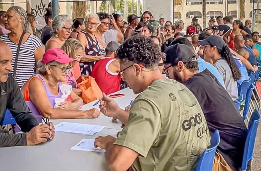 Várias pessoas fazendo inscrição para as aulas no CIEP 300