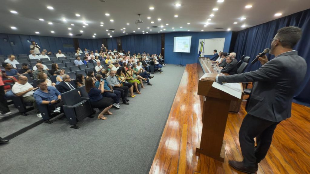 UFRRJ Parque Ecotecnológico FOTO MOSTRA plateia diante da mesa de cerimonia
