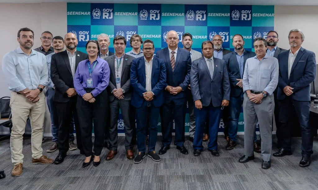 foto com os participantes da reunião setorial portos e terminais