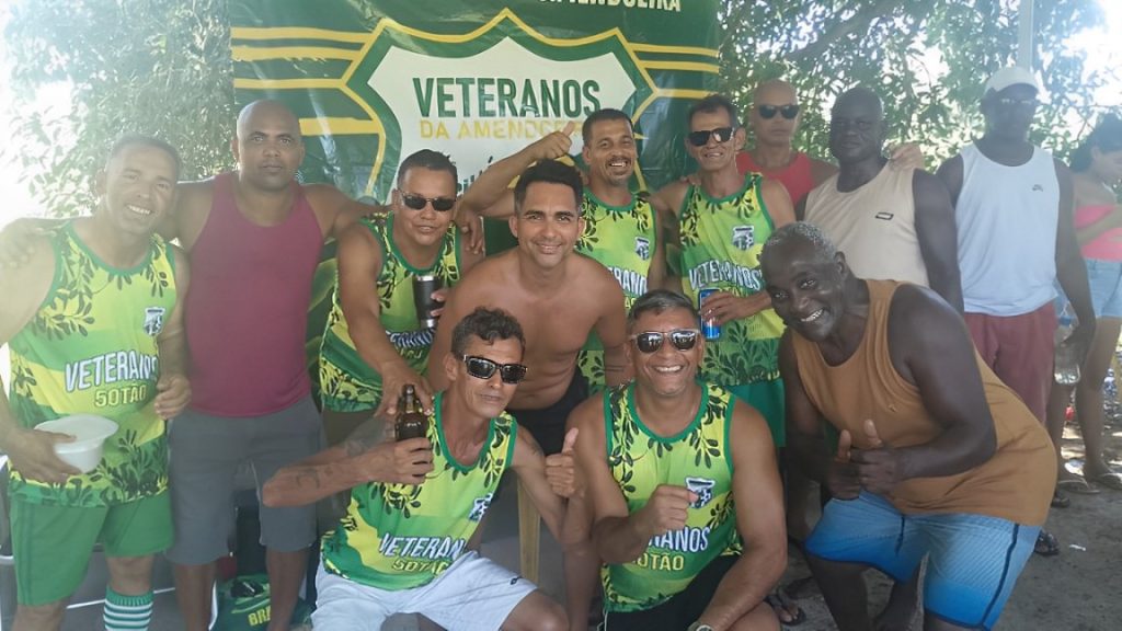 Grupomde amigos do veteranos cinquentão faz pose para foto