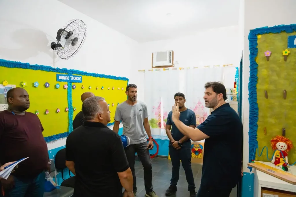 Prefeito Luiz Cláudio durante um bate-papo com a equipe técnica 