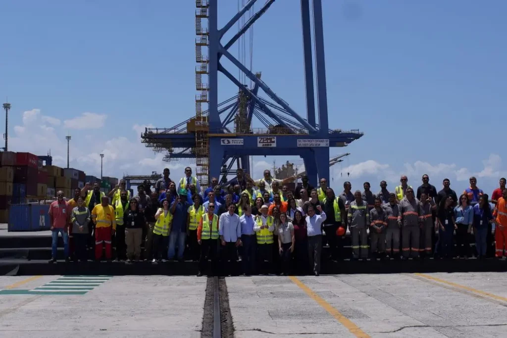 Trabalhadores do Porto de Itaguaí posam para foto com o presidente Lula 