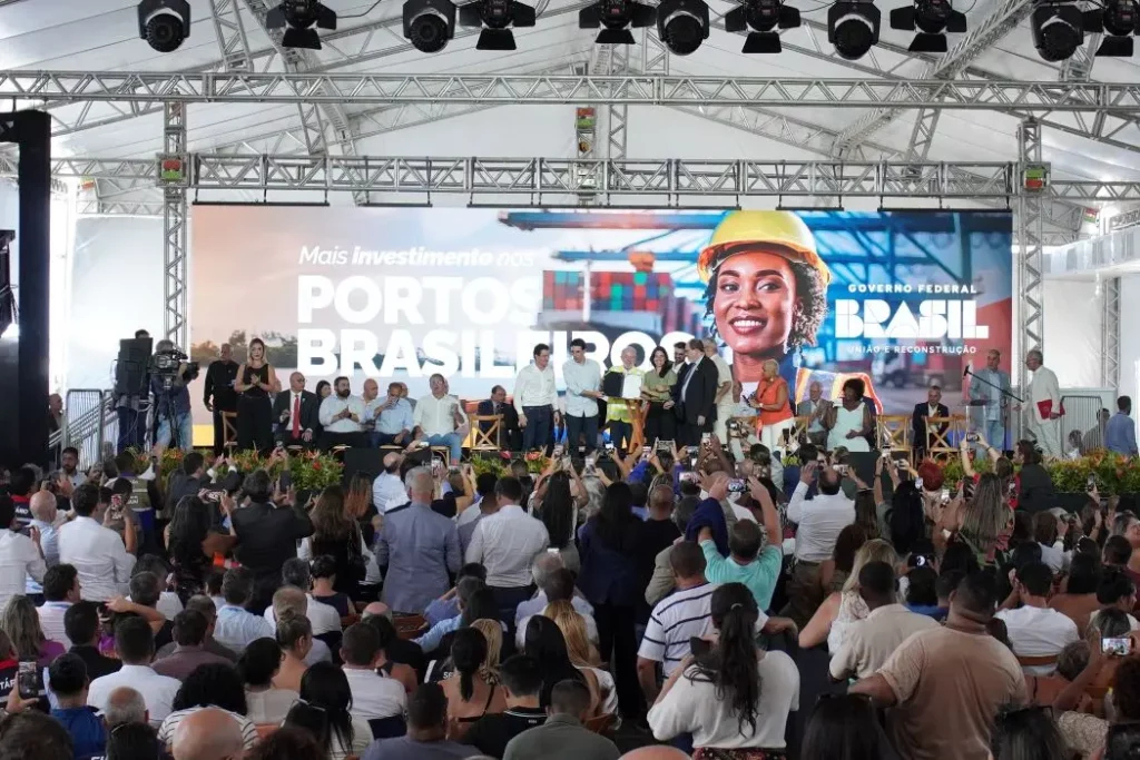 Presidente Lula com representantes da Cedro Participações durante a assinatura do contrato de concessão