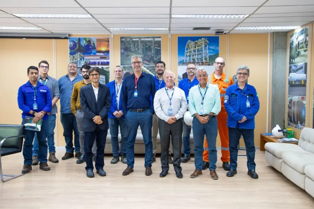 Equipe da Nuclep e representantes da Petrobras posaram para foto