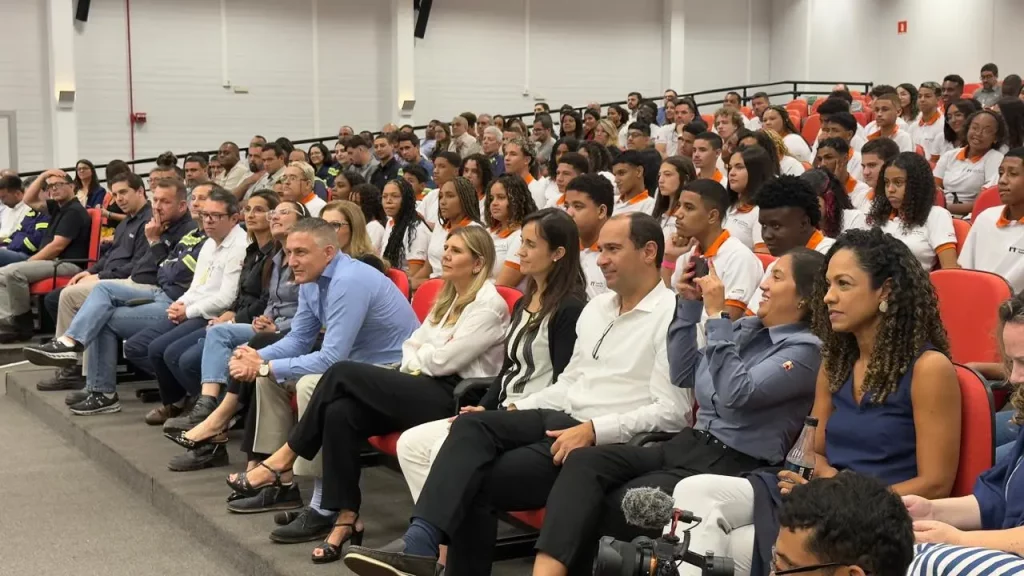 Pessoas assistindo a uma palestra