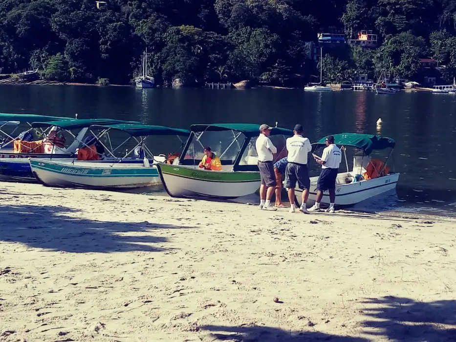 Inspetores navais durante fiscalização na Praia de Itacuruçá