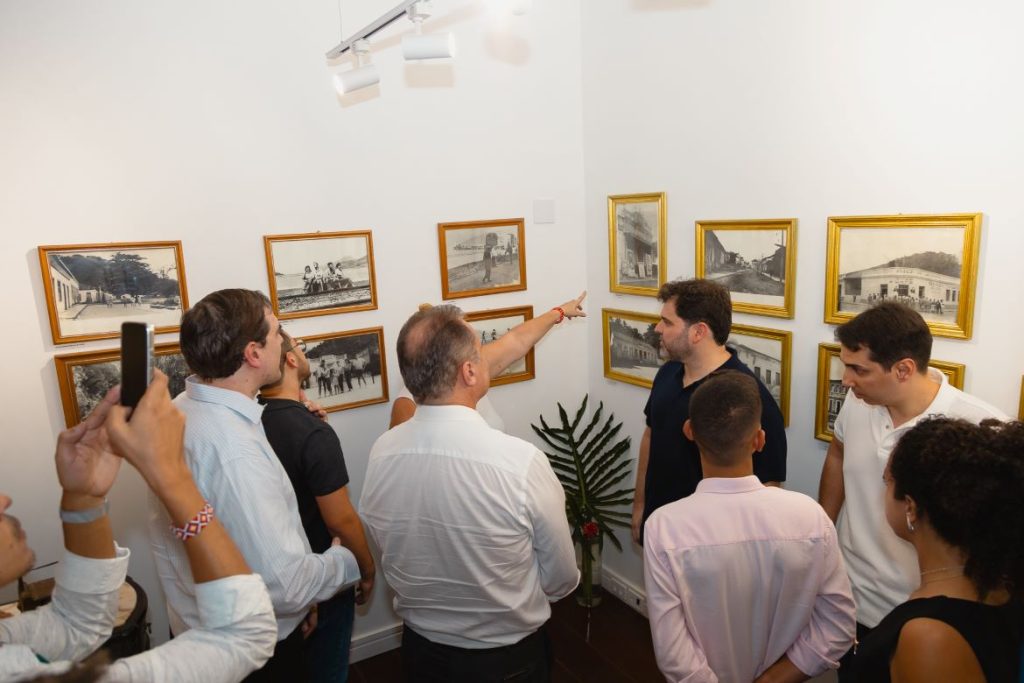 Os visitantes exploram a exposição de fotografias históricas no Museu Municipal de Mangaratiba