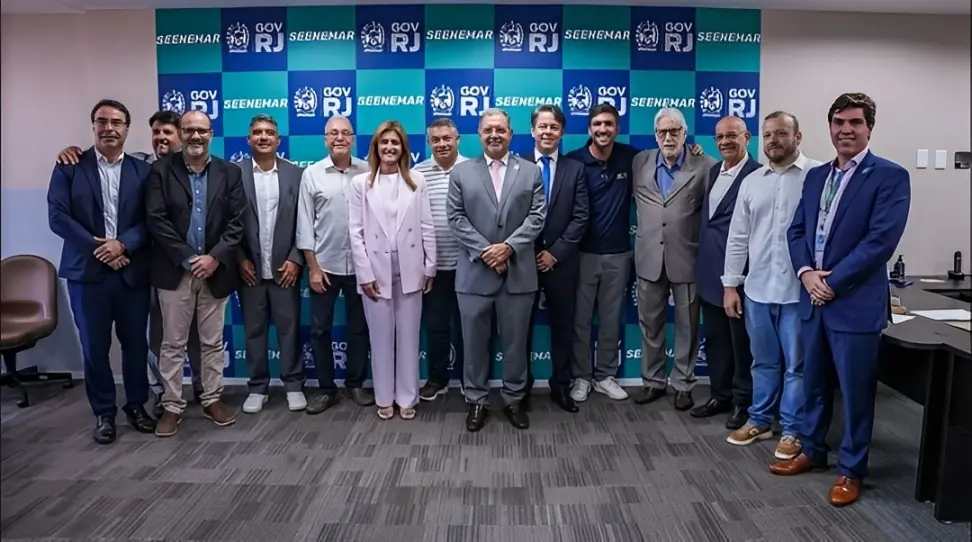 **Texto alternativo da imagem:**  

Reunião de lançamento da certificação Selo Azul - Cidades Costeiras, promovida pela FACERJ na Secretaria Estadual de Energia e Economia do Mar do Rio de Janeiro. Autoridades, representantes empresariais e especialistas debatem estratégias para incentivar a sustentabilidade e o desenvolvimento econômico nos municípios litorâneos.