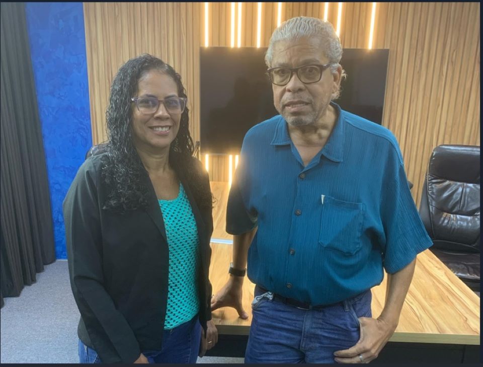 Em pé, Cristiane Serafim e Renato Reis posaram para foto após a entrevista