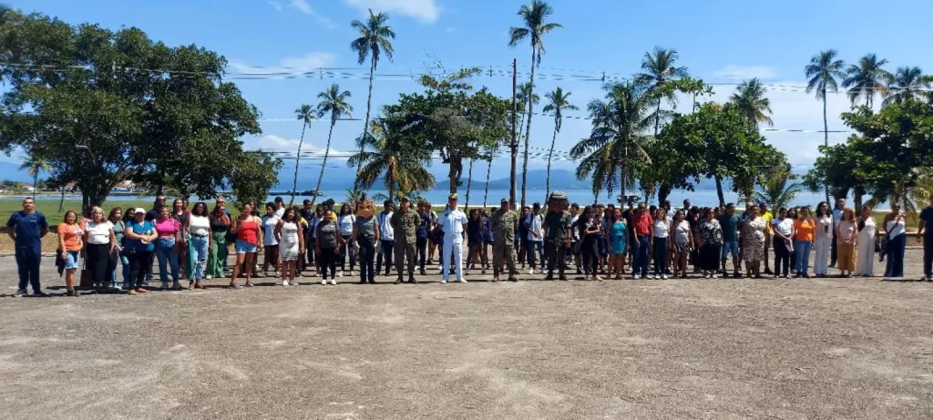 Familiares, educadores e militares do Cadim reunidos durante a cerimônia 