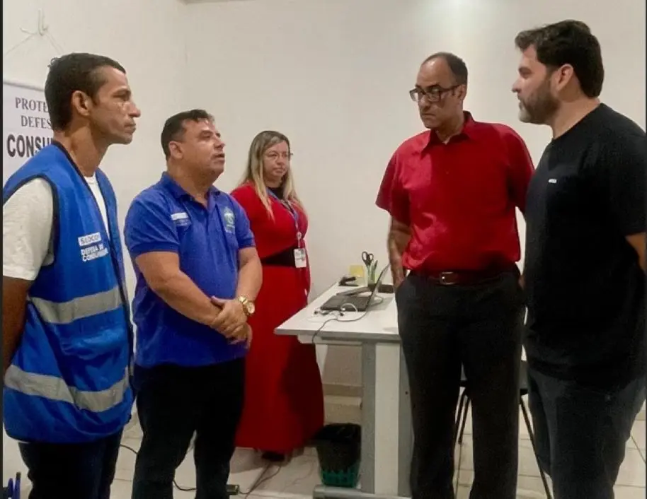 Prefeito Luiz Cláudio Ribeiro e representantes do Procon-RJ acompanham 