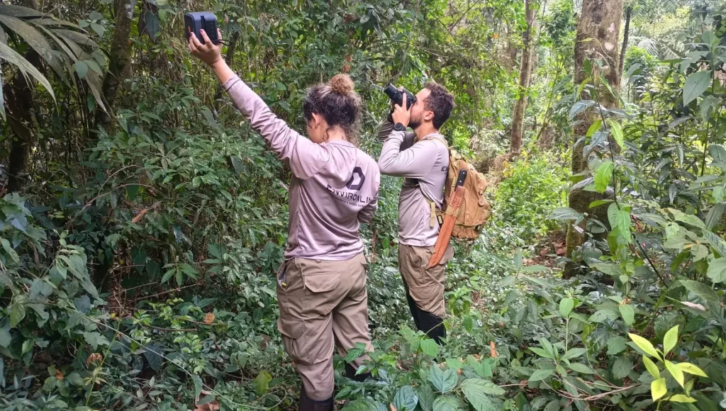 Dupla de passarinheiros captando som e imagem no Parque Estadual Cunhambebe