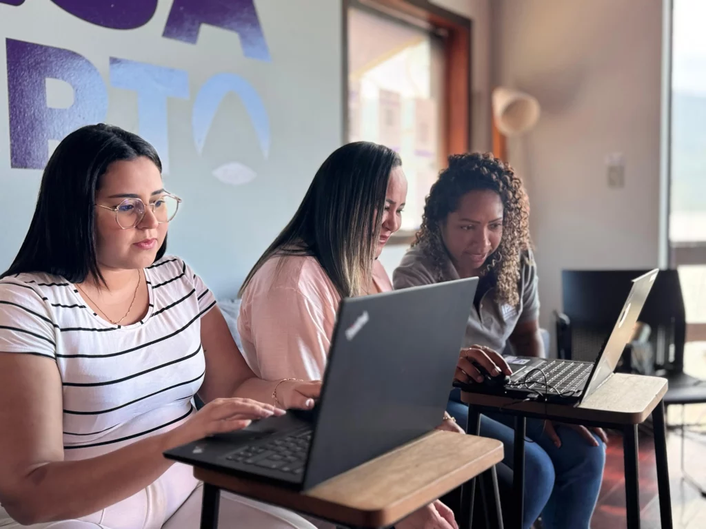 Mulheres trabalhando no computador