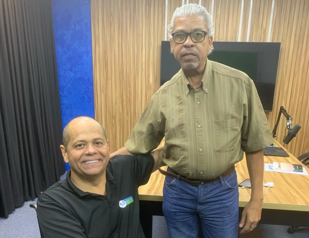 Entrevistador e o entrevistado posando lado a lado