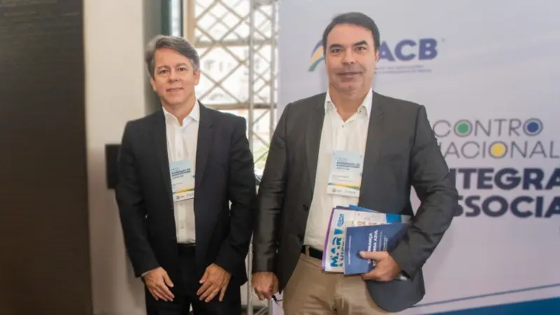 Dois homens posando para foto