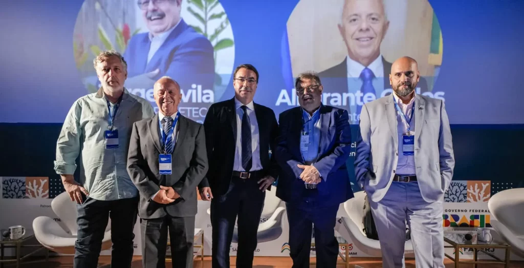Participantes do painel posando