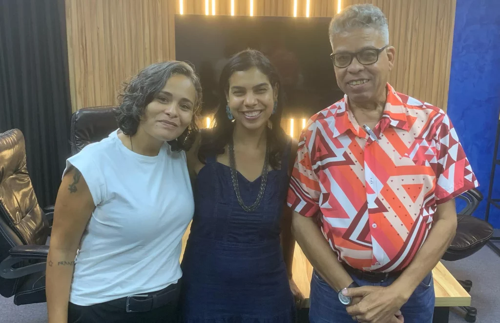 As entrevistadas posando para foto ao lao do entrevistado
