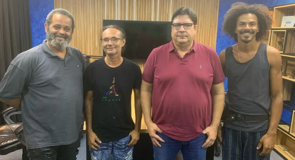 Entrevistados e entrevistador posando para foto