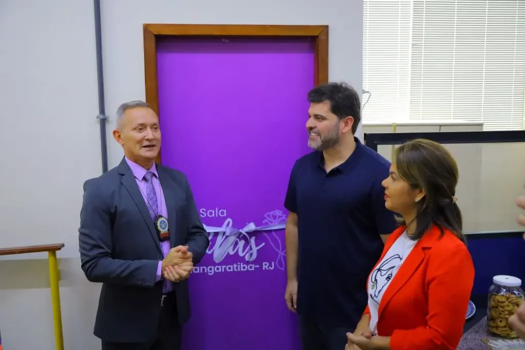 O delegado Roberto Gomes, o prefeito Luiz Cláudio Ribeiro e a secretária da Mulher, Dra. Gabi, durante a inauguração da Sala Lilás