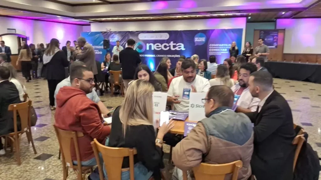 Pessoas conversando à mesa