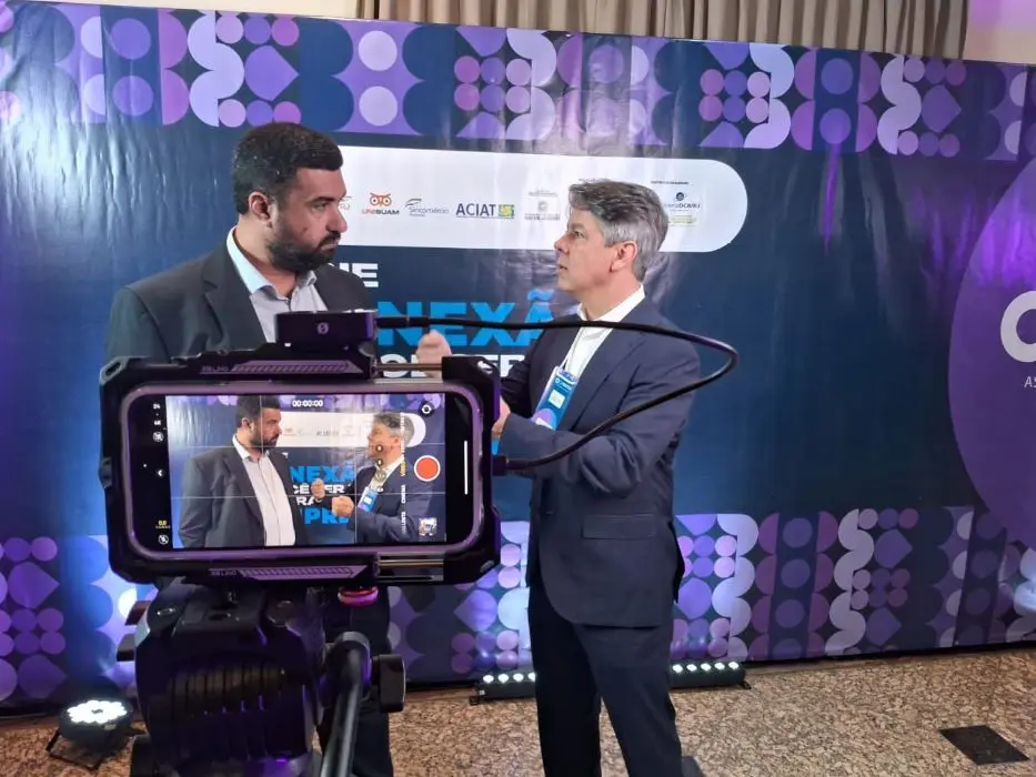 Câmera filmando duas pessoas conversando