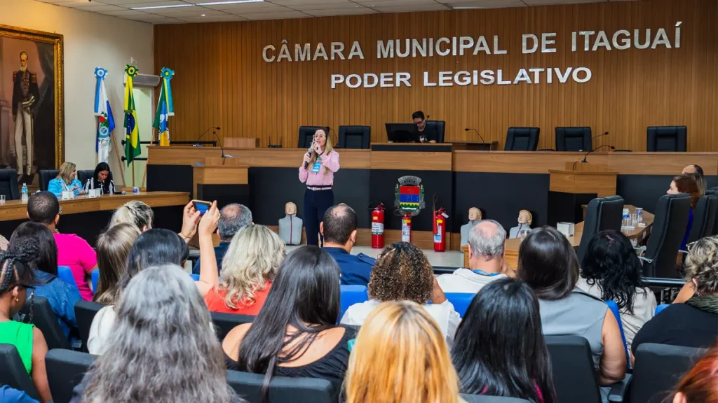 Enfermeira Márcia Cristina Soares Dulce Ozorio ministra palestra sobre primeiros socorros 